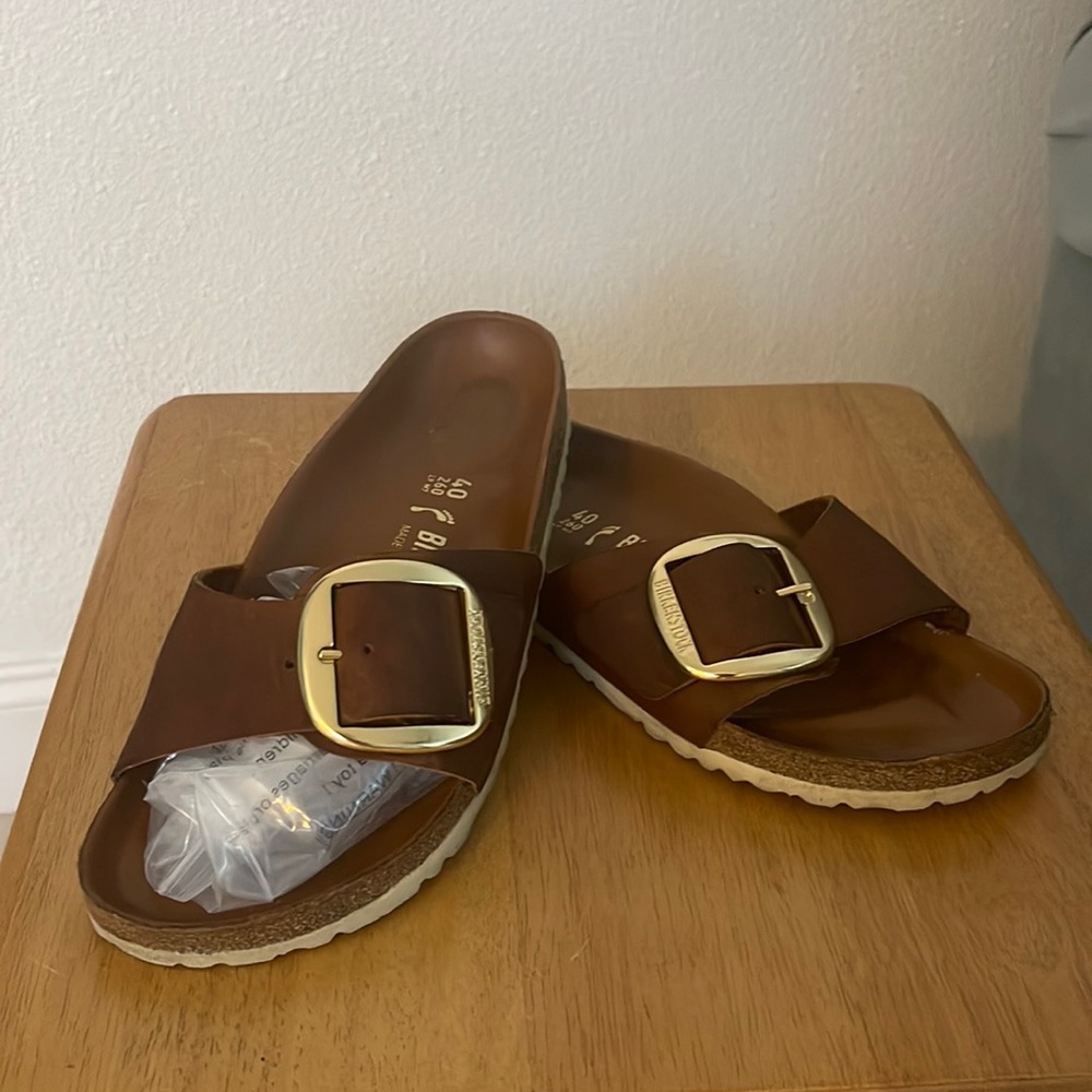 Better than new Birkenstock Madrid big buckle leather sandals.